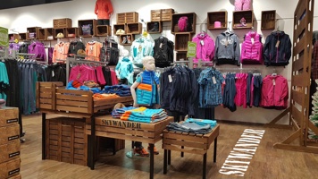 akční stolky a závěsné bedýnky od SKYWANDER